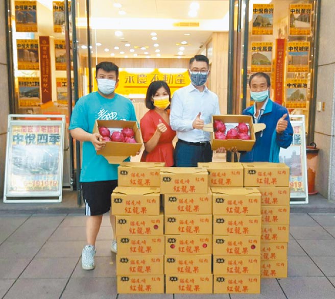 紅龍果農黃明祥（右）和妻子蔡秀玲今年分獲龜山農會傑出農民和桃園市傑出農民婦女殊榮，很感謝業者用行動力挺台灣小農。（蔡依珍攝）