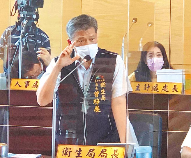衛生局長曾梓展說，議員提案獲得委員會照案通過，經10/1日大會進行議決後，市府依法將研究辦理。（陳世宗攝）