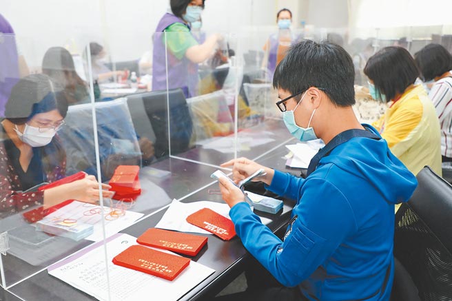 九華山地藏庵捐助嘉義縣低收入戶及貧窮邊緣戶生活扶助金共2263戶，每戶2000元，27日捐贈儀式結束，452萬餘元現金由各鄉鎮公所人員現場清點帶回發放。（呂妍庭攝）