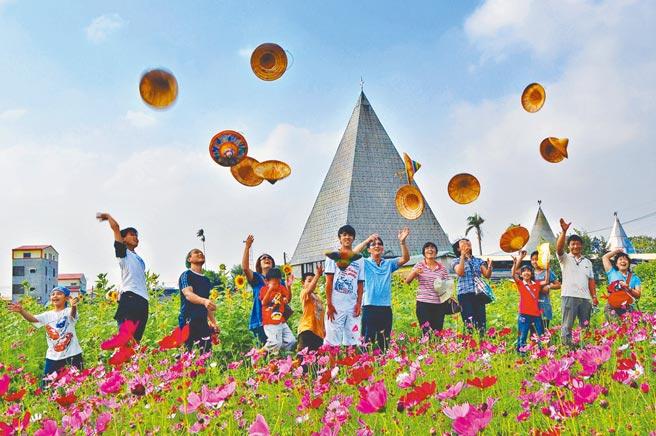 台南市政府推動休閒農業團體旅遊獎勵補助計畫，將補助旅行業者每名團客800元的遊程費用。圖為台南市後壁區菁寮天主堂。（台南市觀旅局提供／洪榮志台南傳真）