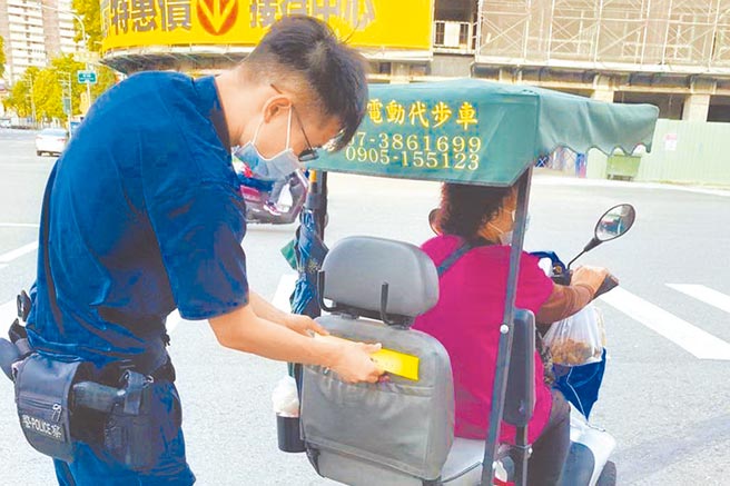 高市高龄者车祸发生多，警方曾制作反光贴纸分送骑乘代步车的高龄者，防范车祸发生。（高雄市交通大队提供／石秀华高雄传真）