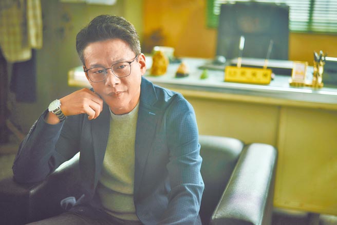 李康生在《鱷鱼》饰演道貌岸然的议员办公室主任。（台北双喜电影提供）