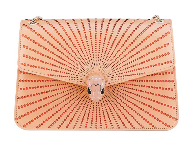 寶格麗Serpenti Forever Laser-Cut焦糖托帕石色肩背包，約11萬7700元。（BVLGARI提供）