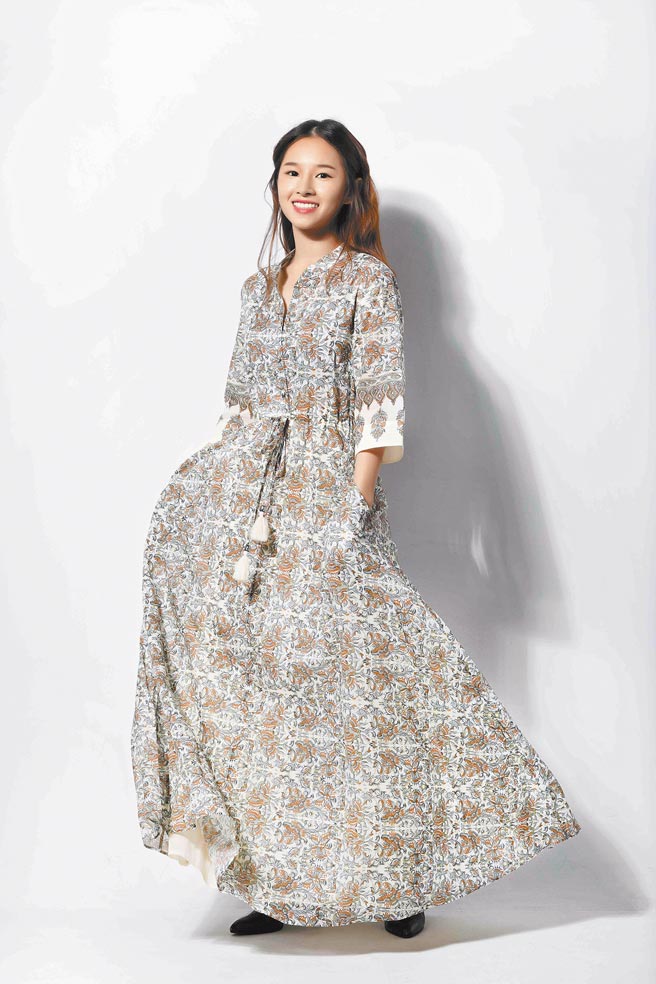 盧以恩穿Tory Burch秋冬新裝展現清新女神氣質，燕麥米印花洋裝1萬9900元。（石智中攝、妝髮／高媛媛）