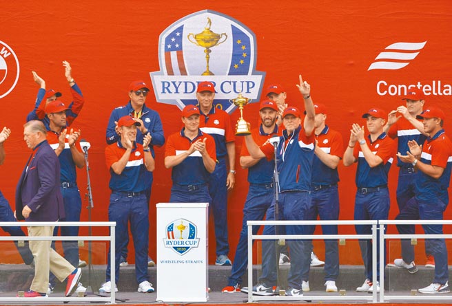 美國隊慶祝拿下今年萊德盃冠軍。（路透）