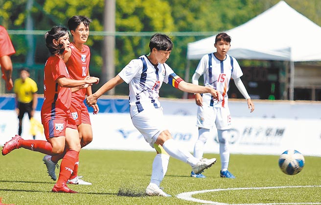 新北市後衛謝宜玲（右二）在下半場補時第4分鐘遠射破門，追平花蓮縣逼入延長賽。 （李弘斌攝）