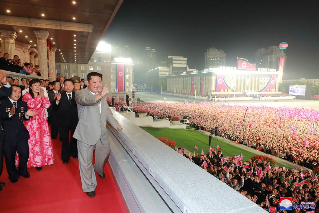 9月9 日出席北韩73週年国庆的金正恩，身形过于消瘦，引爆可能是替身的传闻。近日他在两个重要场合都未现身，相关传闻再起，甚至推论他可能在北韩已经失势。（图／路透）(photo:ChinaTimes)