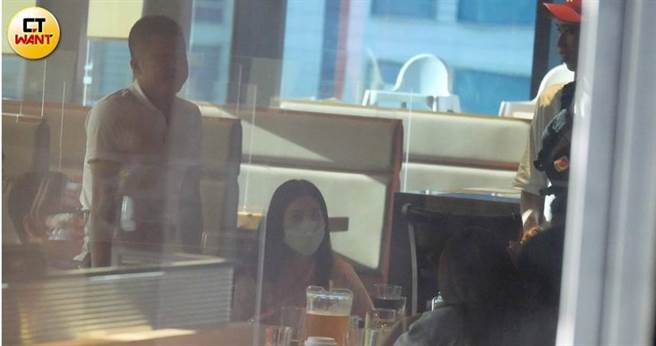 9月9日杨晨熙工作结束将狗交给宠物店后，赶赴信义区美式餐厅，与曾帮她拍猫毛的邱姓建商小开及友人相约聚餐。（图／本刊摄影组）