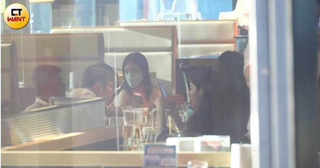 杨晨熙与邱姓小开席间不时对话对看，看来感情不错。（图／本刊摄影组）