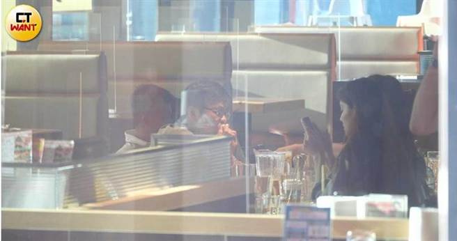 在邱姓小开揉完背之后，杨晨熙顺势靠到男方肩膀上，两人举止十分亲密。（图／本刊摄影组）