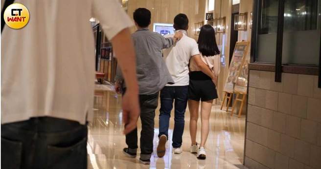 结束用餐后，邱姓小开紧搂着杨晨熙的腰与友人一同离开。（图／本刊摄影组）