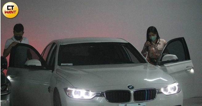 杨晨熙开车载着邱姓小开驶离信义区餐厅停车场。（图／本刊摄影组）