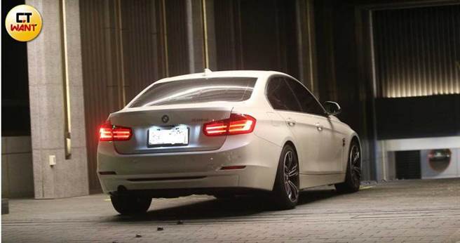 座车驶入两人的内湖社区住处。（图／本刊摄影组）