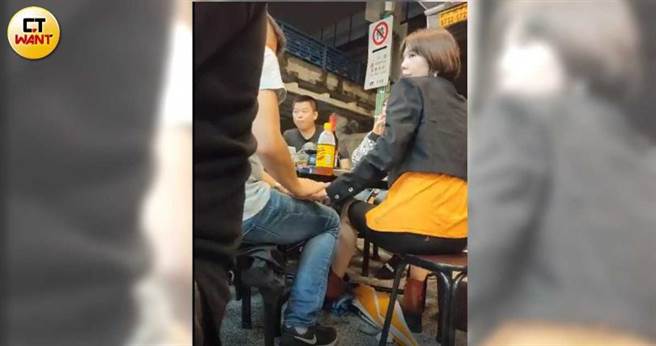 本刊2019年曾直击邱姓小开边吃姜母鸭边摸杨晨熙大腿还摸手牵手，事后杨晨熙解释男方在替她除去身上的猫毛。（图／本刊摄影组）