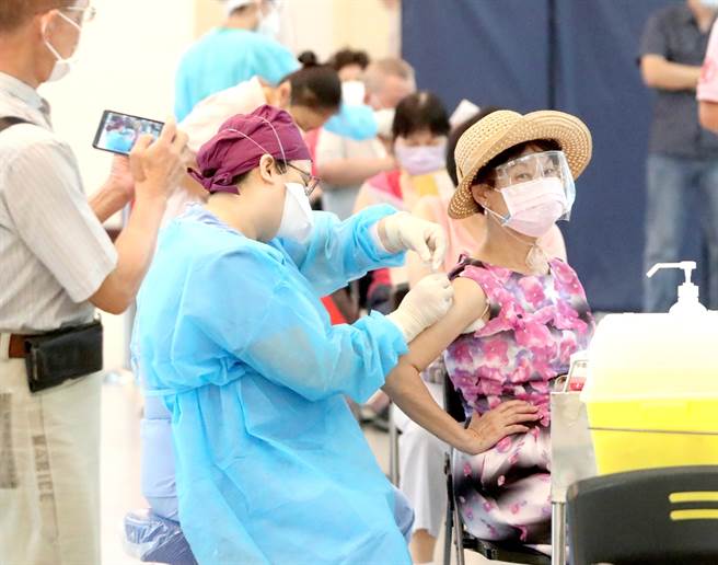 第十輪疫苗登記今午截止，提醒符合資格的民眾進行意願登記。圖為民眾接種疫苗的畫面。（鄭任南攝）