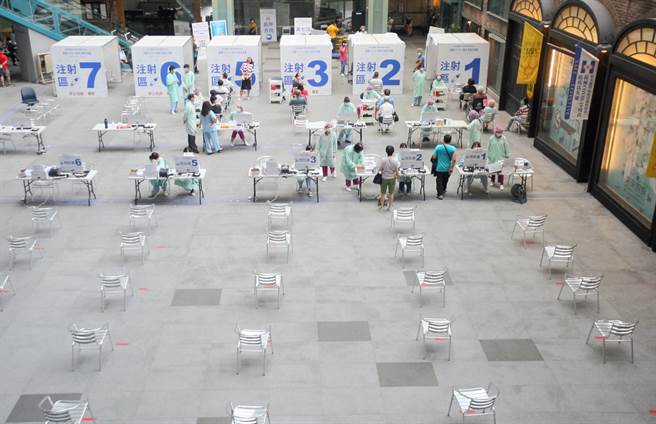 洪子仁分析誤注射未稀釋BNT的3個環節，並透露新光醫院的作法，會把已稀釋過的疫苗瓶身上貼「已稀釋」貼紙防呆。（圖／示意圖，記者張鎧乙攝影）