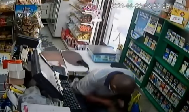 骇人听闻，屏东高树一名恐怖男子，被女店员提醒戴罩确暴怒强挖她双眼，造成女店员恐失明。(翻摄自爆料公社)