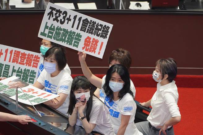 国民党立委李贵敏等蓝委，因不满「3+11」责任遭执政党切割，在立法院杯葛不让行政院院长苏贞昌上台报告。（图／取自李贵敏脸书）