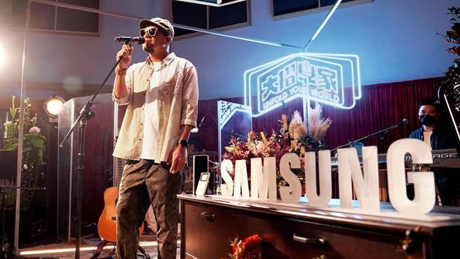 全方位創作歌手張震嶽明（30日）將在晚上8點，於台灣三星官方Facebook粉絲專頁舉辦「三星Galaxy Z系列大摺學家線上演唱會」線上開唱。（三星提供）