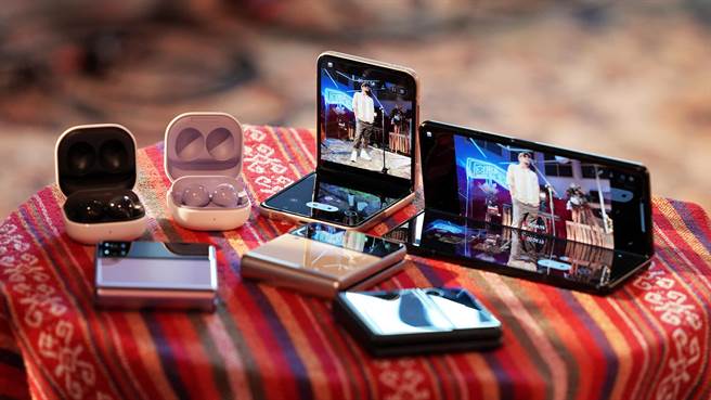 明（30日）鎖定台灣三星Facebook官方粉絲團，不僅有「三星Galaxy Z系列大摺學家線上演唱會」，更有機會獲得張震嶽和告五人簽名小禮及更多禮物。（三星提供）