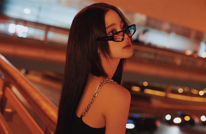 欧阳娜娜穿低胸露背礼服。（图／翻摄自欧阳娜娜Nana工作室微博）