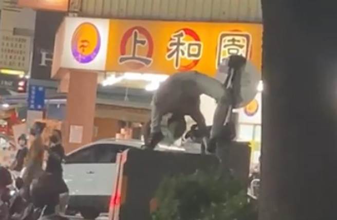 台中出现「大法师舞男」，在大马路上，甚至是电力设备上热舞，摆出恐怖电影「大法师」的经典姿势。（截自脸书社团《●【爆废公社公开版】●》影片）