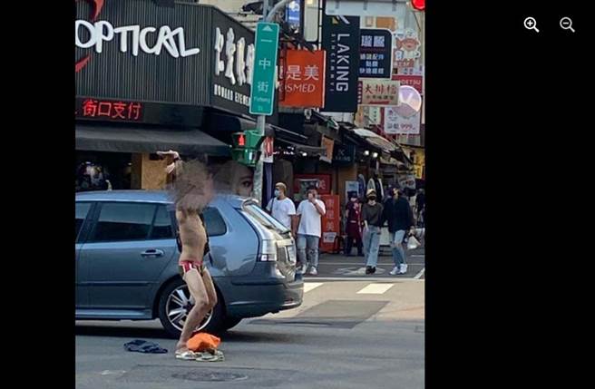 一名男子在台中一中街脱衣热舞，民眾看傻眼。（截自脸书社团《●【爆废公社公开版】●》照片）