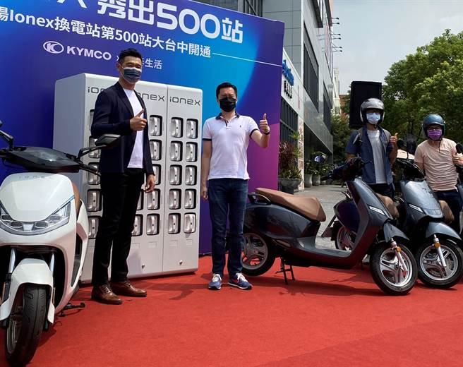 光陽工業把第500座換電站設在台中秀泰廣場站前店的S1館。（馮惠宜攝）