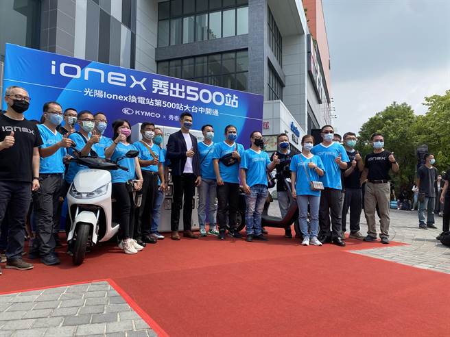 光陽工業把第500座換電站設在台中秀泰廣場站前店的S1館，號召電動車車主一起來此充電，並到秀泰廣場內吃飯、看電影。（馮惠宜攝）
