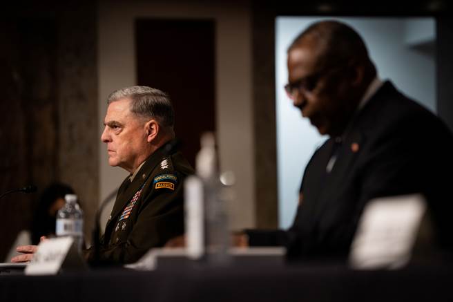 (左)密利（Mark Milley）、(右)美国国防部长奥斯汀（Lloyd Austin）。(图/路透社) 
