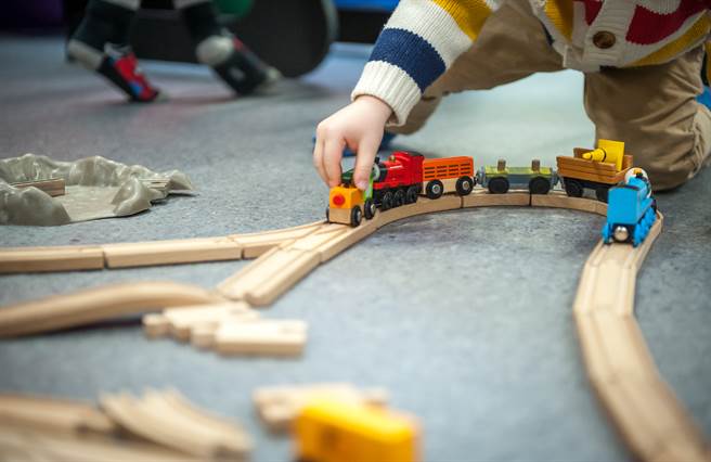 一名家长表示，孩子在幼儿园不慎尿裤子，但教师在联络簿写「麻烦」，令她瞬间气炸。（图／示意图，达志影像）