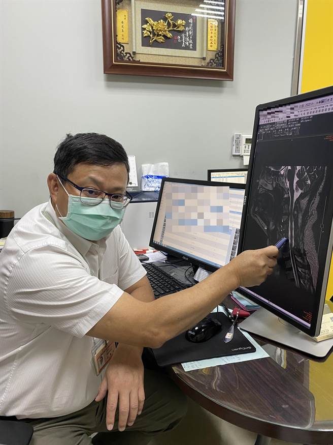 长安医院神经医学中心副院长李汉忠说，「脊髓刺激晶片疗法」是将晶片植入于脊髓，传送微量电流刺激神经系统，阻碍痛觉讯号传递，装置后通常能减少5至7成的疼痛。（长安医院提供／冯惠宜台中传真）