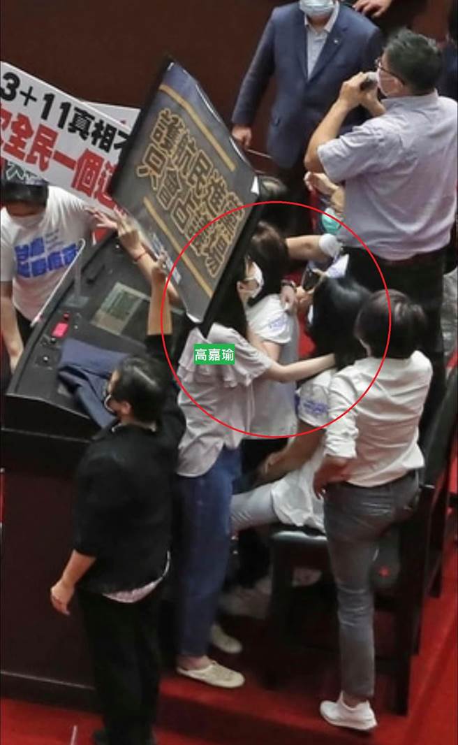 28日立院激戰，高嘉瑜死守質詢台，「一手抱住張育美，一手壓制李貴敏」。（圖／摘自高嘉瑜臉書）
