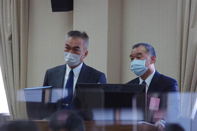 国防部常次李宗孝中将（左）当国防部长邱国正（右）的台语传译。读者提供