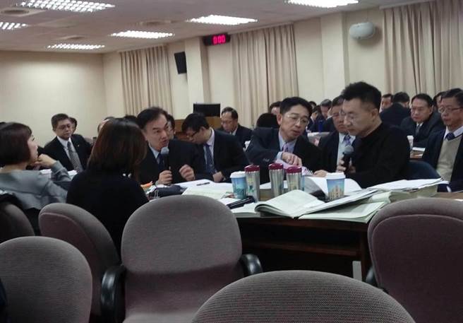 李宗孝（左，手持麦克风）担任海军参谋长时向立委说明预算编列情形。吕昭隆摄