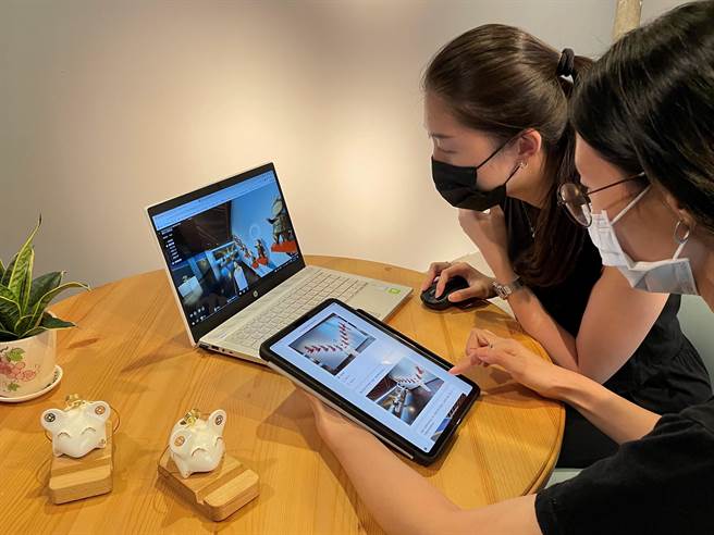 新北市鶯歌陶博館近期推出年度特展「偶然人間」，除了傳統實體觀展外，院方近期推出線上環景展場，360度拍攝展館現場，設置虛擬實境場景。（蔡雯如攝）