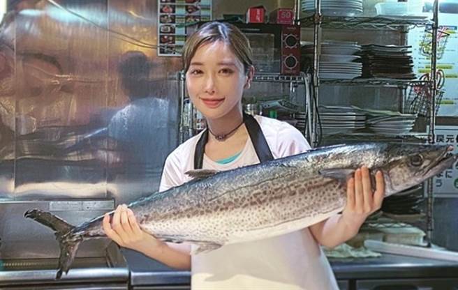 鱼贩老板森朝奈拥有姣好脸蛋和生意头脑，把家中事业发扬光大。（图／IG@ asanamori）