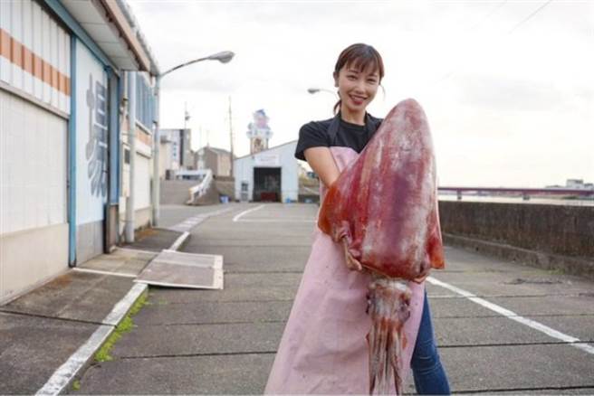 森朝奈看到爸爸病倒，决定回家接手鱼店生意。（图／IG@ asanamori）