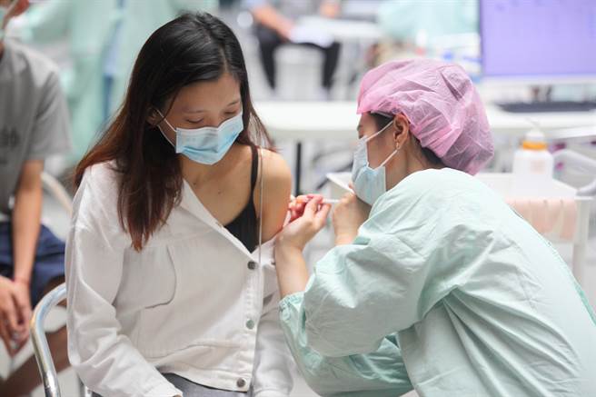 医师吴欣岱表示，医护人员一天抽300支疫苗，整天下来手都呈现鸡爪状，「真的很辛苦」，但也希望能找出这次BNT事件出错的原因。（图／示意图，记者张铠乙摄影）