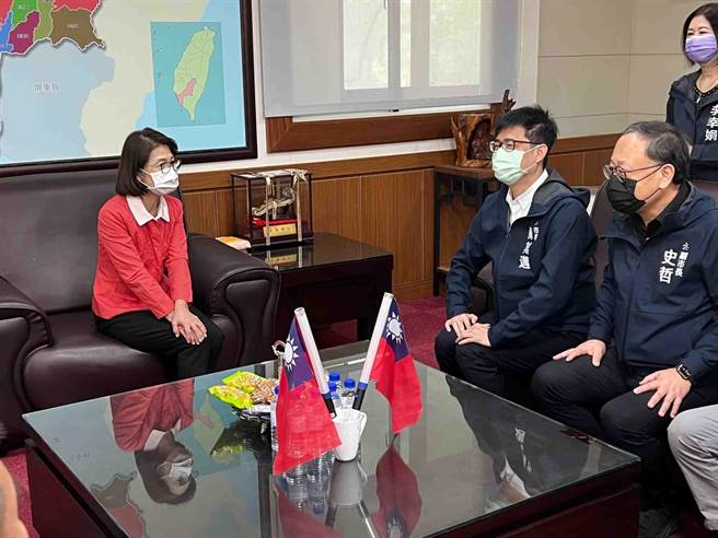 高市议会今天开议前，市长陈其迈拜会高雄市议会议长曾丽燕，议长桌上有国旗。（柯宗纬摄）