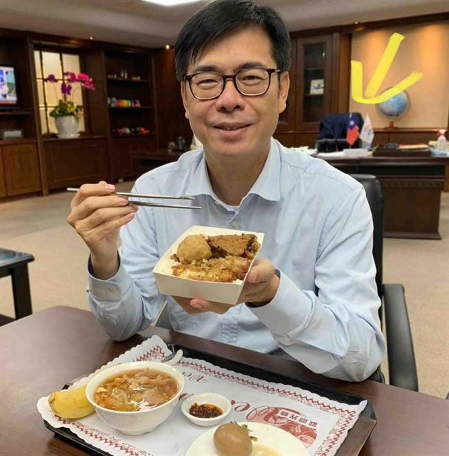 高市府公布1张市长陈其迈今年3月19日上传IG的照片，当时陈其迈在吃便当，而背景带到办公桌上，确实有1支国旗。（高市府提供）