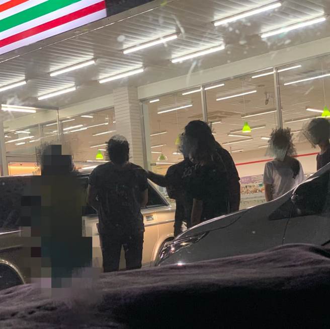 彰化花坛一名母亲当街逼国中女儿下跪洗门风遭民代劝阻，反而遭呛:我在管教女儿。(翻摄自翁启佑脸书）