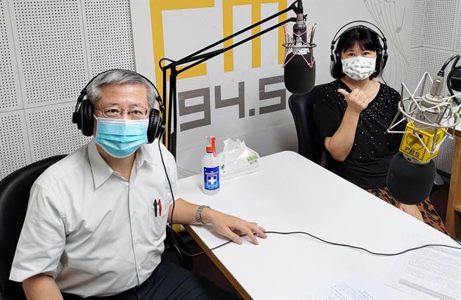 中市警局第四分局副分局长吕松林(左)，昨日亲上警察广播电台台中分台接受专访担任「反毒老师」，教导民眾新兴毒品的知识及如何拒绝毒品的方式。（警方提供）