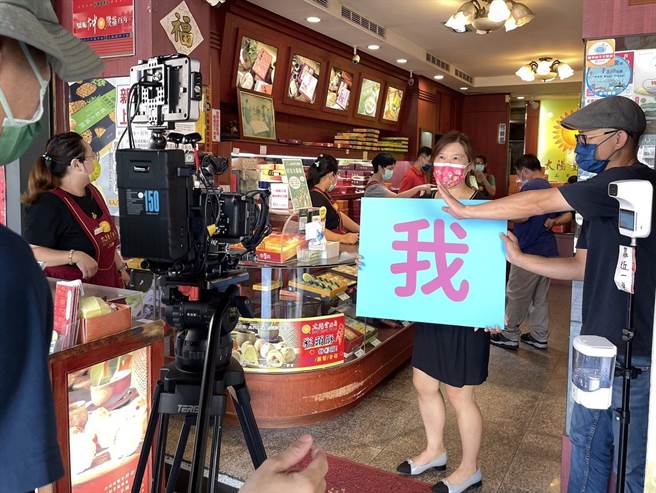 今年台中购物节电视广告特邀请商圈主委、在地店家入镜一同宣传。（台中市政府提供）