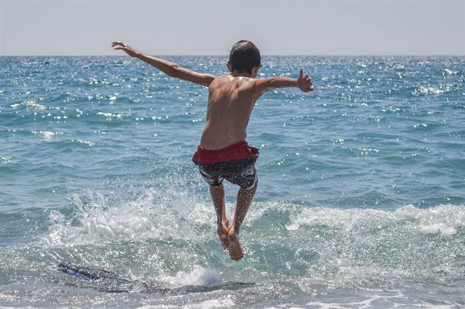 美国一名男童到公园玩水，没想到竟感染食脑变形虫，最终不幸身亡。(示意图/达志影像)