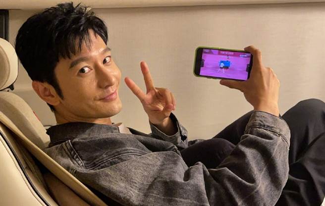 大陆男星黄晓明对粉丝很大方。（图／微博@黄晓明）