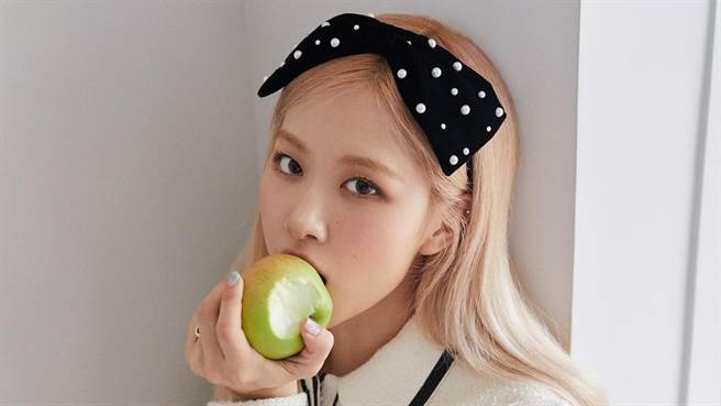 BLACKPINK成员Rosé及Jisoo近日受邀飞往法国参加时装秀，火辣的穿搭立即吸引目光。（图／IG@roses_are_rosie）