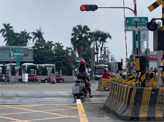 嘉义红帽女停平交道铁轨上，网友超傻眼。（截图自「爆料公社（官方粉专专属）