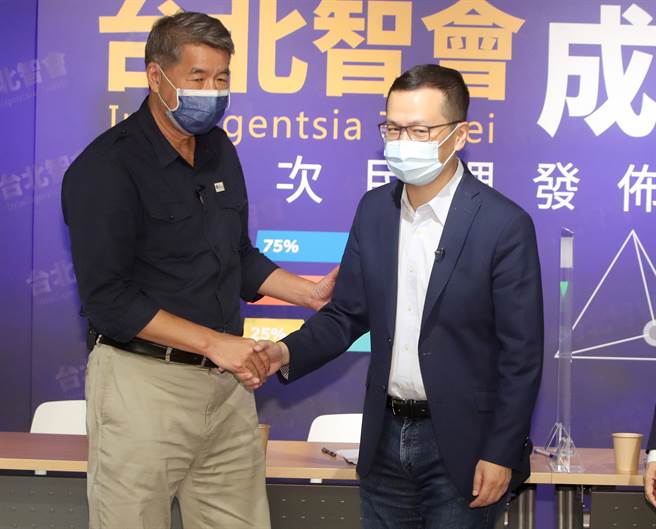 台北智会29日成立并公布第一次民调，由台北智会执行长罗智强（右）邀请到美丽岛电子报董事长吴子嘉、孙文学校总校长张亚中（右）及中国广播公司董事长赵少康出席，解读本次民调结果。罗智强在会中特别为在党主席的选举期间对张亚中的负面评论向张亚中郑重道歉，两人也互相握手表达善意。（郑任南摄）