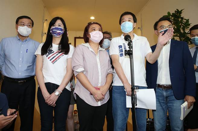 針對立法院副院長蔡其昌在28日總質詢時變更立委質詢順序，國民黨立法院黨團總召費鴻泰（右二）等人29日拜會立法院長游錫堃要求說明清楚，並強調應該把蔡移送紀律委員會處理。（姚志平攝）